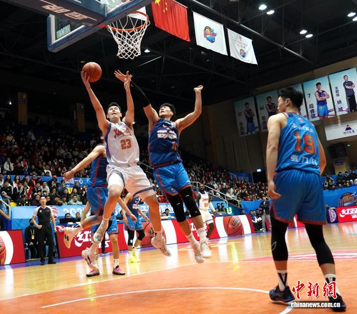 四川男篮主场47比105惨败新疆，外线火力不足与防