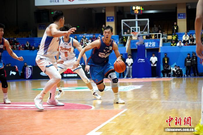 四川男篮主场47比105惨败新疆，外线火力不足与防
