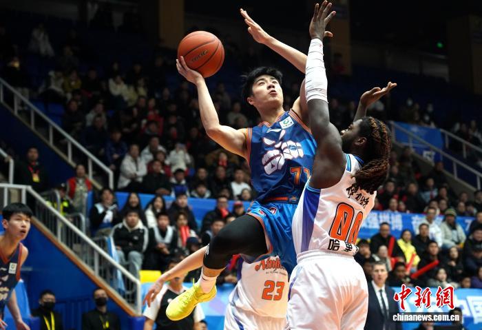 四川男篮主场47比105惨败新疆，外线火力不足与防