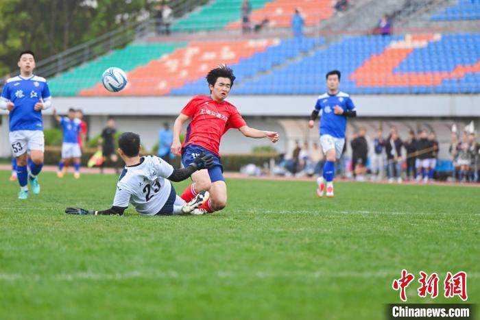 沪黔足球友谊赛点燃校园